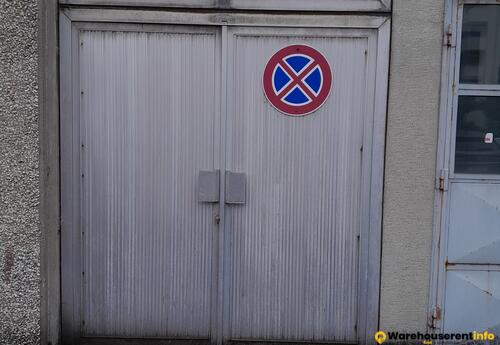 129 m2-es földszinti raktár bejárata