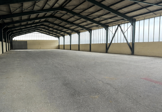 KIADÓ 1000 m²-ES RAKTÁR LENTIBEN – SZLOVÉNIA KÖZELÉBEN