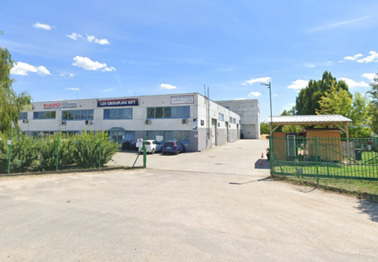 Kiadó kétszintes épületrész, a raktárhoz közvetlen, belső, szabad átjárással.